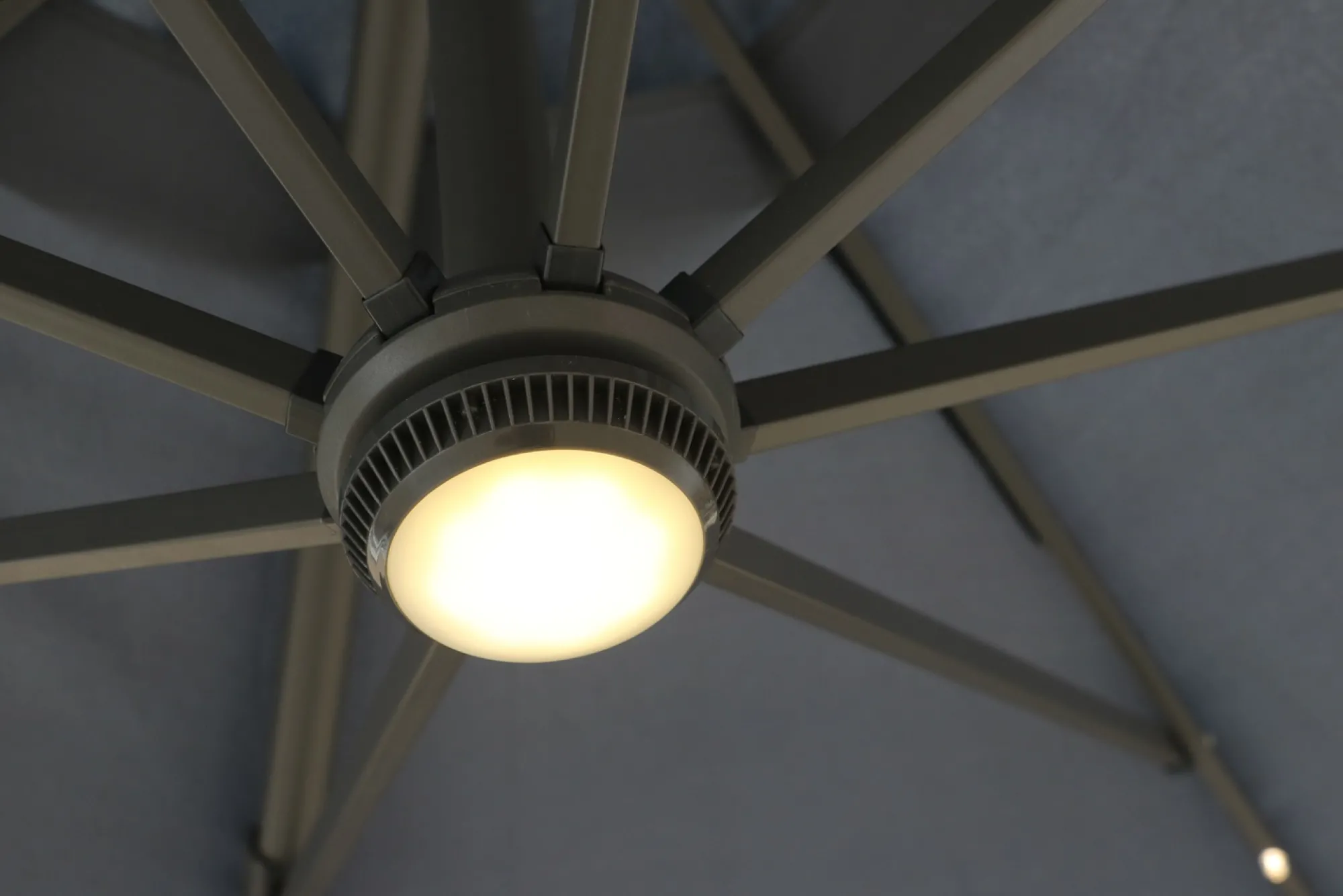Moreland Roma parasol 360-rotation LED mørkegrå 3m